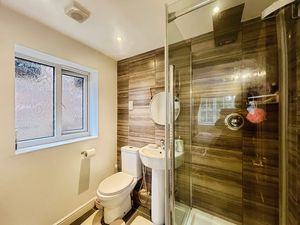 Ensuite - click for photo gallery